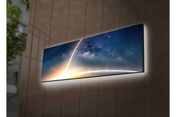 Canvastavla med LED-belysning - Storslagen vy av jorden med en stjärnklar himmel och en ljus stråle som sträcker sig mot rymden - Mörkblå / Ljusorange / Vit - Inredning - Tavlor & posters - Canvastavla