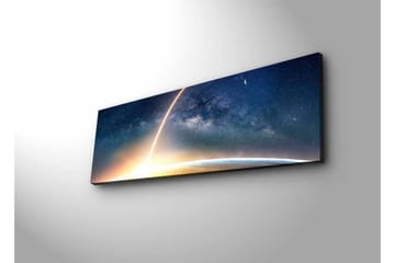 Canvastavla med LED-belysning - Storslagen vy av jorden med en stjärnklar himmel och en ljus stråle som sträcker sig mot rymden - Mörkblå / Ljusorange / Vit - Inredning - Tavlor & posters - Canvastavla