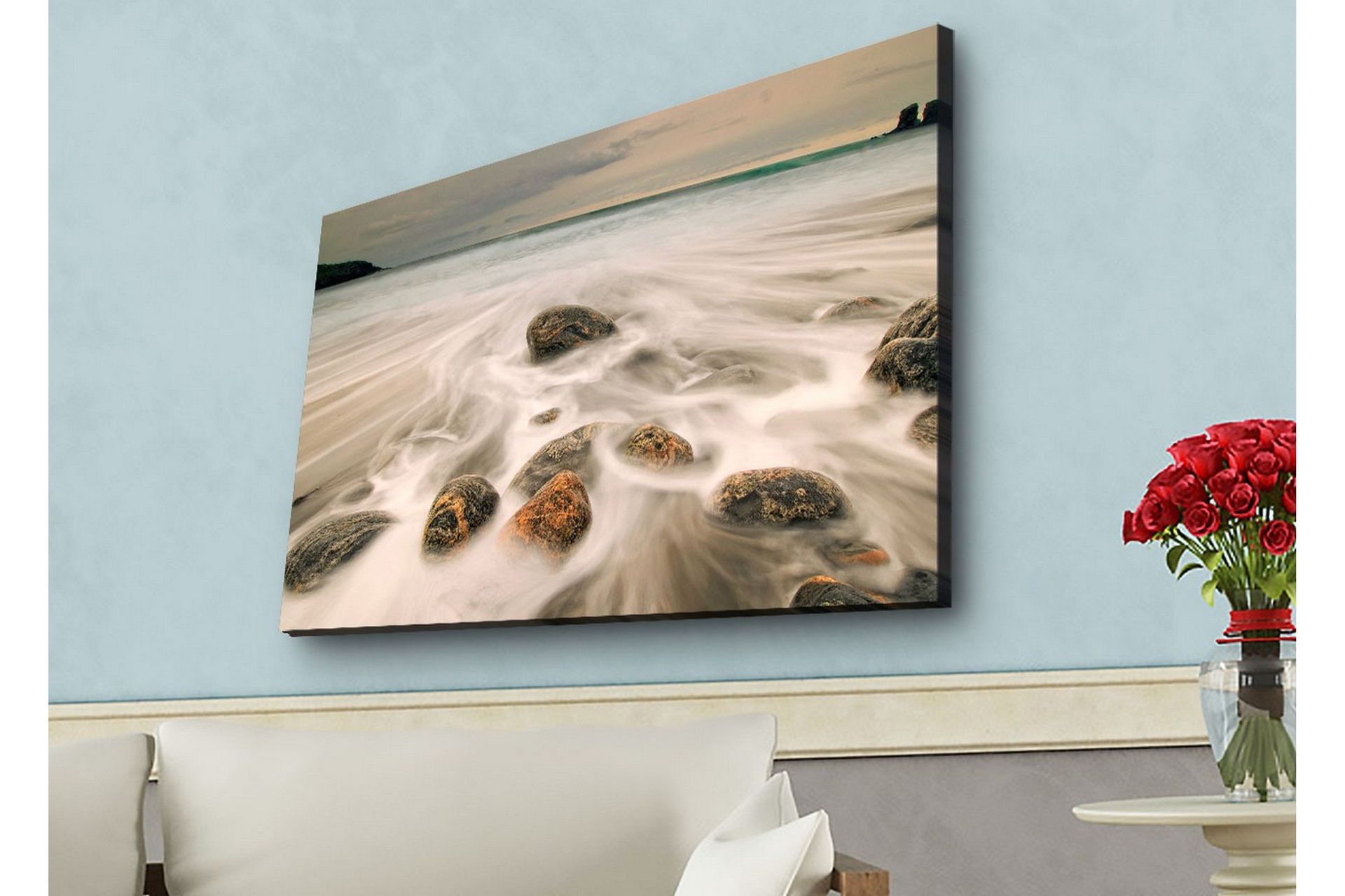 Canvastavla med LED-belysning - Strandscen med mjuka vågor som omsluter stenar - Grå / Beige / Svart