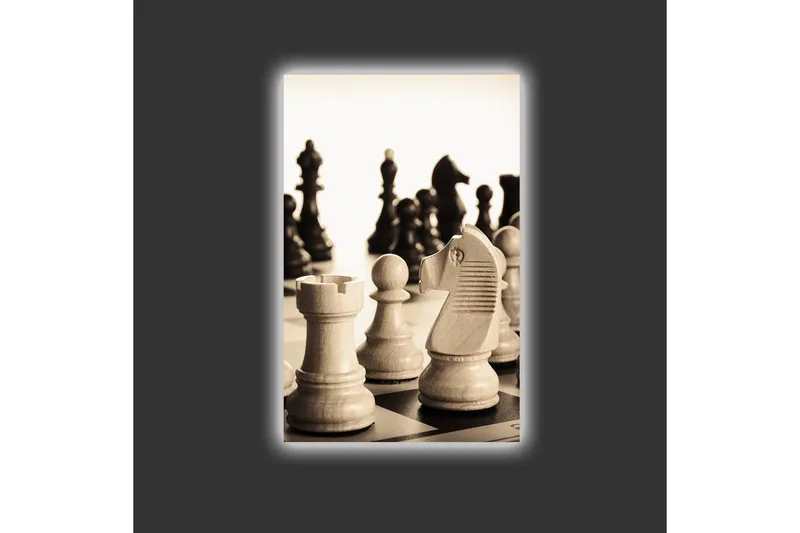 Canvastavla med LED-belysning - Strategisk schackuppställning med träpjäser - Beige / Svart / Brun - Inredning - Tavlor & posters - Canvastavla