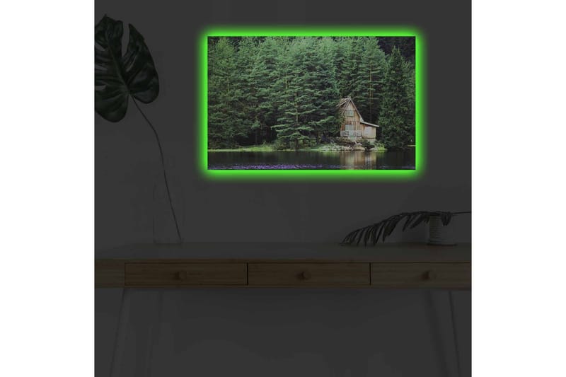 Canvastavla med LED-belysning - Stuga vid en spegelblanka sjö omgiven av tät grönska - Grön / Brun / Blå - Inredning - Tavlor & posters - Canvastavla