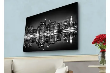 Canvastavla med LED-belysning - Svartvit stadssilhuett med reflektioner i vattenytan - Svart / Vitt / Grått - Inredning - Tavlor & posters - Canvastavla