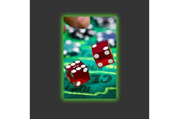 Canvastavla med LED-belysning - Tärningar som kastas på en grön spelplan - Röd / Grön / Svart - Inredning - Tavlor & posters - Canvastavla