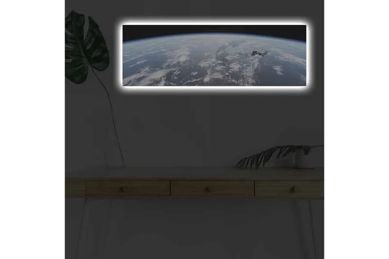 Canvastavla med LED-belysning - Utsikt över jorden från rymden med internationella rymdstationen i fokus, Blå / Vit / Svart