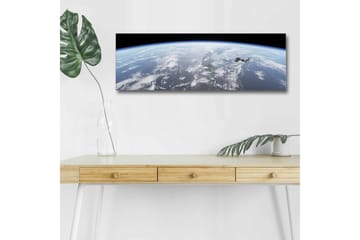 Canvastavla med LED-belysning - Utsikt över jorden från rymden med internationella rymdstationen i fokus - Blå / Vit / Svart - Inredning - Tavlor & posters - Canvastavla