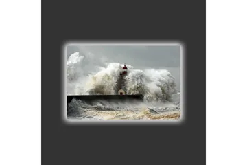 Canvastavla med LED-belysning - Vågskvalp som slår mot en fyr i stormigt väder - Grå / Vit / Brun - Inredning - Tavlor & posters - Canvastavla