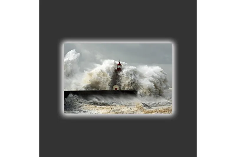 Canvastavla med LED-belysning - Vågskvalp som slår mot en fyr i stormigt väder - Grå / Vit / Brun - Inredning - Tavlor & posters - Canvastavla