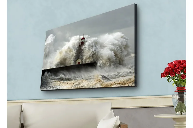 Canvastavla med LED-belysning - Vågskvalp som slår mot en fyr i stormigt väder - Grå / Vit / Brun - Inredning - Tavlor & posters - Canvastavla