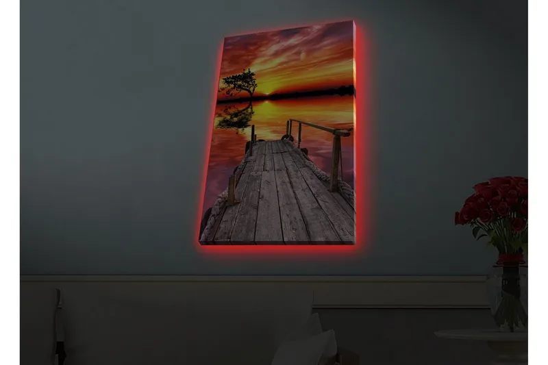 Canvastavla med LED-belysning - Vacker solnedgång över en stilla sjö med en träbrygga i förgrunden, Orange / Lila / Grön