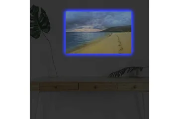 Canvastavla med LED-belysning - Vacker strand med fotspår i sanden och en dramatisk himmel - Blå / Sandgul / Grå - Inredning - Tavlor & posters - Canvastavla