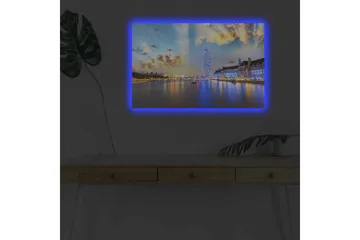 Canvastavla med LED-belysning - Vacker vy över en stad vid vattnet med ett stort pariserhjul och färgglada byggnader - Blå / Gul / Vit - Inredning - Tavlor & posters - Canvastavla