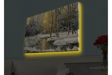 Canvastavla med LED-belysning - Vinterlandskap med snöklädda träd och en stilla å - Vit / Ljusblå / Grön - Inredning - Tavlor & posters - Canvastavla