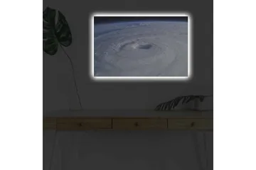 Canvastavla med LED-belysning - Virvlande moln i en tropisk cyklon - Vit / Blå / Grå - Inredning - Tavlor & posters - Canvastavla