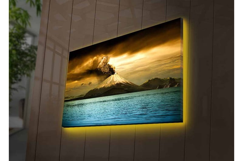 Canvastavla med LED-belysning - Vulkan med utbrott och reflektion i vatten - Guld / Blå / Grå - Inredning - Tavlor & posters - Canvastavla