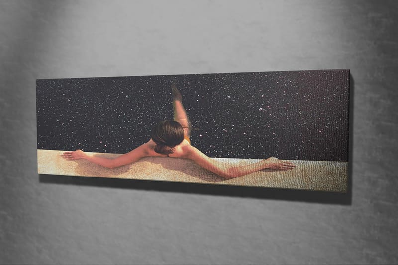 Canvastavla - Naken kvinna som sträcker sig över en pool med stjärnhimmel i bakgrunden - Mörkblå / Beige / Svart - Inredning - Tavlor & posters - Canvastavla