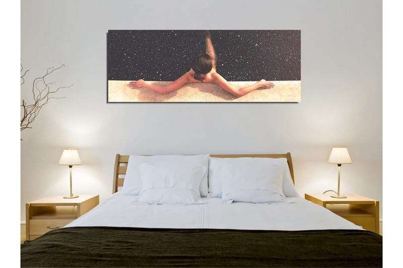 Canvastavla - Naken kvinna som sträcker sig över en pool med stjärnhimmel i bakgrunden - Mörkblå / Beige / Svart - Inredning - Tavlor & posters - Canvastavla