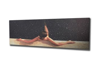 Canvastavla - Naken kvinna som sträcker sig över en pool med stjärnhimmel i bakgrunden - Mörkblå / Beige / Svart - Inredning - Tavlor & posters - Canvastavla