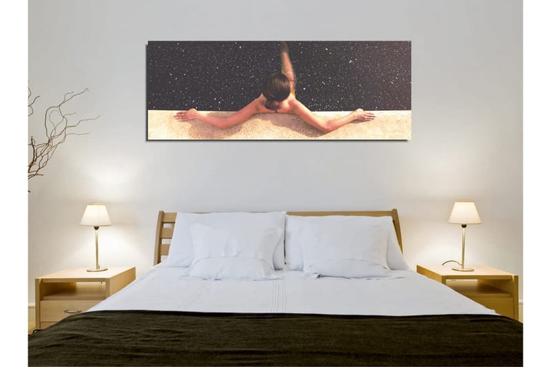 Canvastavla - Naken kvinna som sträcker sig över en pool med stjärnhimmel i bakgrunden - Mörkblå / Beige / Svart - Inredning - Tavlor & posters - Canvastavla