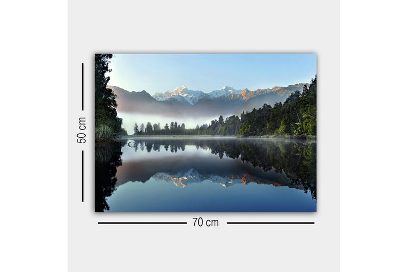 Canvastavla - Spegelblanka fjäll och skog vid en stilla sjö - Mörkgrön / Blå / Vit - Inredning - Tavlor & posters - Canvastavla