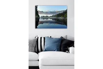 Canvastavla - Spegelblanka fjäll och skog vid en stilla sjö - Mörkgrön / Blå / Vit - Inredning - Tavlor & posters - Canvastavla