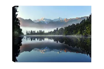 Canvastavla - Spegelblanka fjäll och skog vid en stilla sjö - Mörkgrön / Blå / Vit - Inredning - Tavlor & posters - Canvastavla