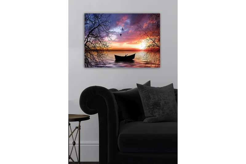 Canvastavla - Stämningsfull solnedgång över en stilla sjö med en båt i fokus - Lila / Orange / Svart - Inredning - Tavlor & posters - Canvastavla
