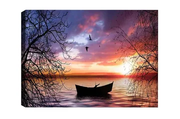 Canvastavla - Stämningsfull solnedgång över en stilla sjö med en båt i fokus - Lila / Orange / Svart - Inredning - Tavlor & posters - Canvastavla