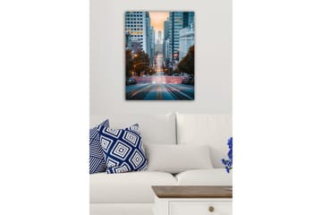 Canvastavla - Stadsgata med sikt mot en bro i bakgrunden - Blå / Orange / Grå - Inredning - Tavlor & posters - Canvastavla