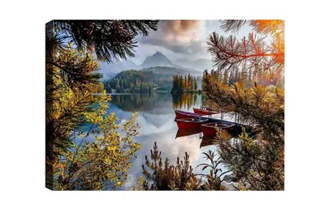 Canvastavla - Stilla sjö med röda båtar omgiven av grönskande träd och fjäll i bakgrunden - Grön / Röd / Blå - Inredning - Tavlor & posters - Canvastavla