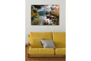 Canvastavla - Stilla sjö med röda båtar omgiven av grönskande träd och fjäll i bakgrunden - Grön / Röd / Blå - Inredning - Tavlor & posters - Canvastavla