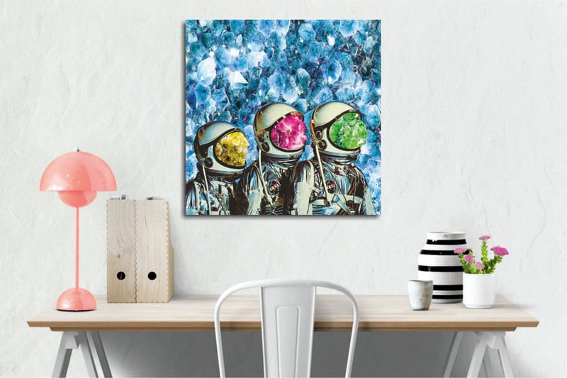 Canvastavla - Tre astronauter med färgglada hjälmar i en kristallin bakgrund - Blå / Grön / Rosa - Inredning - Tavlor & posters - Canvastavla