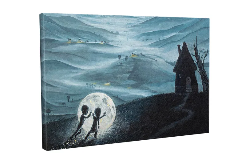 Canvastavla - Två barn som leker med en stor måne i en drömlik landskapsscen, Mörkblå / Ljusgrå / Svart
