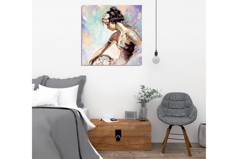 Canvastavla - Ung kvinna med blommor i håret som lutar sig över en korg - Ljusblå / Beige / Rosa - Inredning - Tavlor & posters - Canvastavla