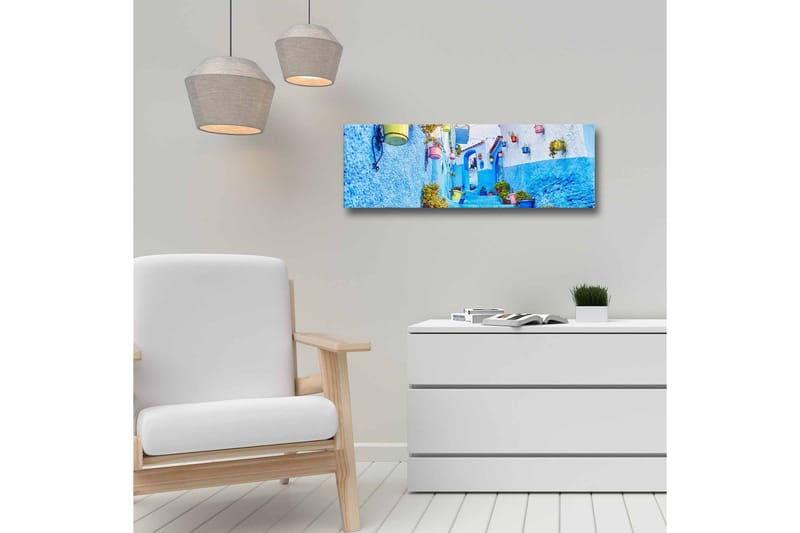 Canvastavla - Vacker gränd med blå väggar och färgglada blomkrukor - Blå / Vit / Gul - Inredning - Tavlor & posters - Canvastavla