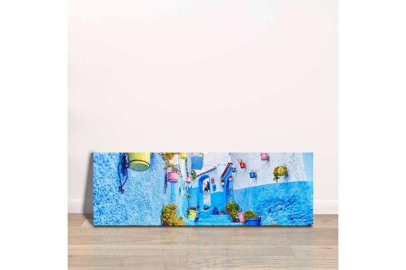 Canvastavla - Vacker gränd med blå väggar och färgglada blomkrukor - Blå / Vit / Gul - Inredning - Tavlor & posters - Canvastavla