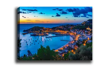 Canvastavla - Vacker kuststad vid skymning med båtar i hamnen - Blå / Orange / Grön - Inredning - Tavlor & posters - Canvastavla