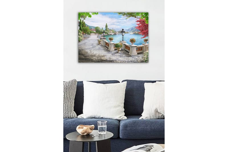 Canvastavla - Vacker sjöutsikt med en promenadgata och blommor i krukor - Grön / Blå / Rosa - Inredning - Tavlor & posters - Canvastavla