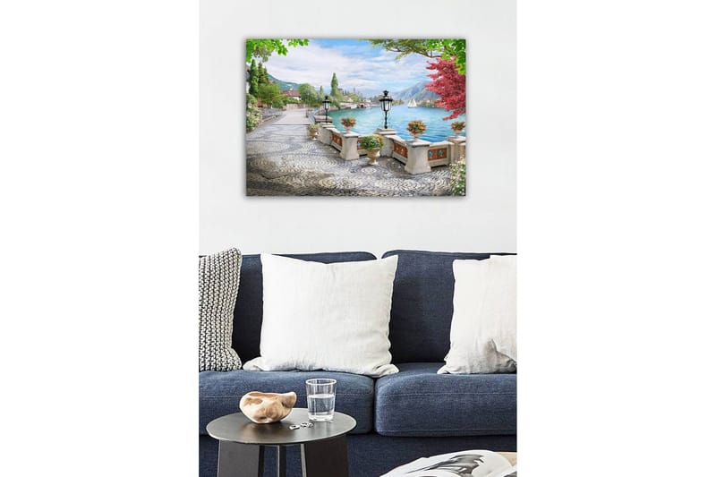 Canvastavla - Vacker sjöutsikt med en promenadgata och blommor i krukor - Grön / Blå / Rosa - Inredning - Tavlor & posters - Canvastavla