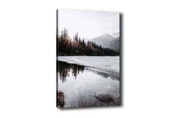 Canvastavla - Vacker vinterlandskap med frusna sjöar och snötäckta berg - Grå / Vit / Mörkgrön - Inredning - Tavlor & posters - Canvastavla