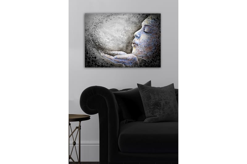 Canvastavla - Porträtt av en kvinna som blåser ut partiklar från sina händer - Grå / Blå / Svart - Inredning - Tavlor & posters - Canvastavla