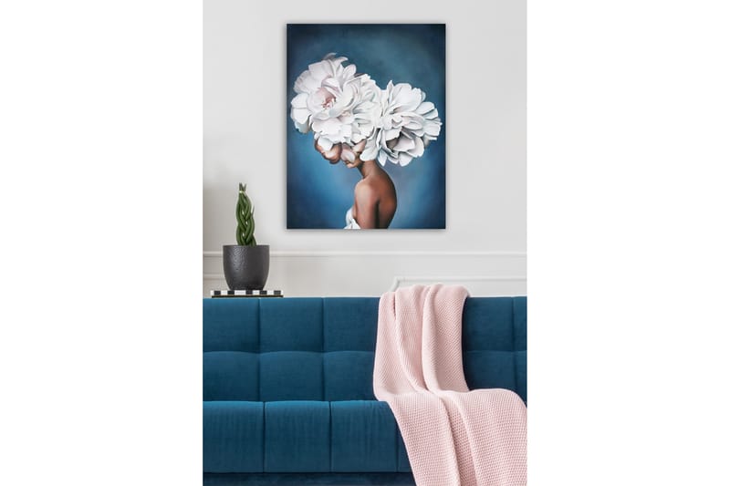 Canvastavla - Porträtt av en kvinna med stora, vita blommor som huvudprydnad - Vit / Blå / Brun - Inredning - Tavlor & posters - Canvastavla