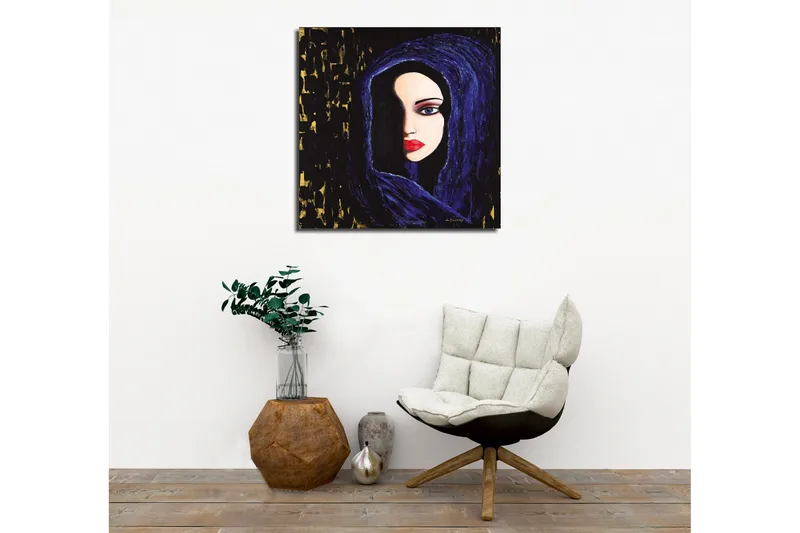 Canvastavla - Porträtt av en kvinna med en mystisk blick i en mörk huva - Mörkblå / Svart / Röd - Inredning - Tavlor & posters - Canvastavla