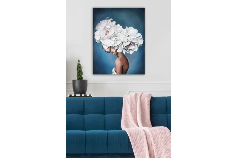 Canvastavla - Porträtt av en kvinna med stora, vita blommor som huvudprydnad - Vit / Blå / Brun - Inredning - Tavlor & posters - Canvastavla