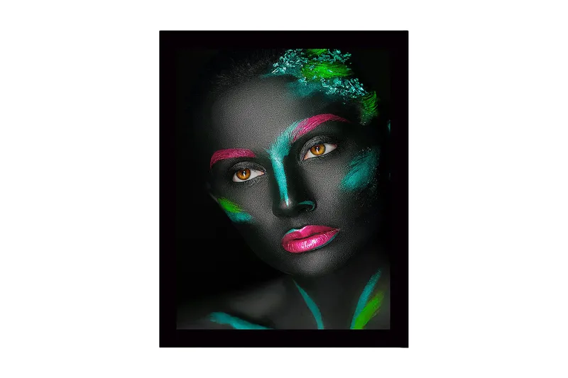 Inramad Canvastavla i trä - 41x56 cm - Ansikte med färgglad ansiktsmålning i kontrasterande nyanser, Svart / Grön / Rosa