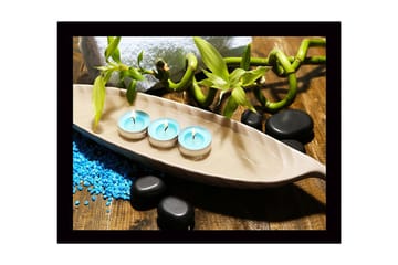 Inramad Canvastavla i trä - 41x56 cm - Avkopplande arrangemang med doftljus och bambu - Ljusblå / Grön / Svart - Inredning - Tavlor & posters - Canvastavla