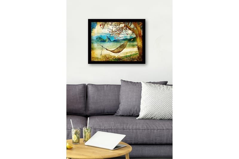 Inramad Canvastavla i trä - 41x56 cm - Avkopplande hängmatta under ett träd vid stranden med berg i bakgrunden - Blå / Grön / Beige - Inredning - Tavlor & posters - Canvastavla