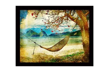 Inramad Canvastavla i trä - 41x56 cm - Avkopplande hängmatta under ett träd vid stranden med berg i bakgrunden - Blå / Grön / Beige - Inredning - Tavlor & posters - Canvastavla