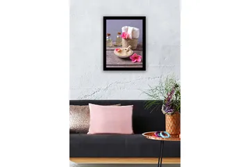 Inramad Canvastavla i trä - 41x56 cm - Avkopplande spa-arrangemang med blommor och skönhetsprodukter - Rosa / Beige / Grön - Inredning - Tavlor & posters - Canvastavla