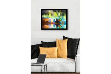 Inramad Canvastavla i trä - 41x56 cm - Avkopplande stillhet med stenar, ljus och en blomma - Grön / Blå / Beige - Inredning - Tavlor & posters - Canvastavla