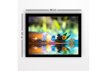 Inramad Canvastavla i trä - 41x56 cm - Avkopplande stillhet med stenar, ljus och en blomma - Grön / Blå / Beige - Inredning - Tavlor & posters - Canvastavla